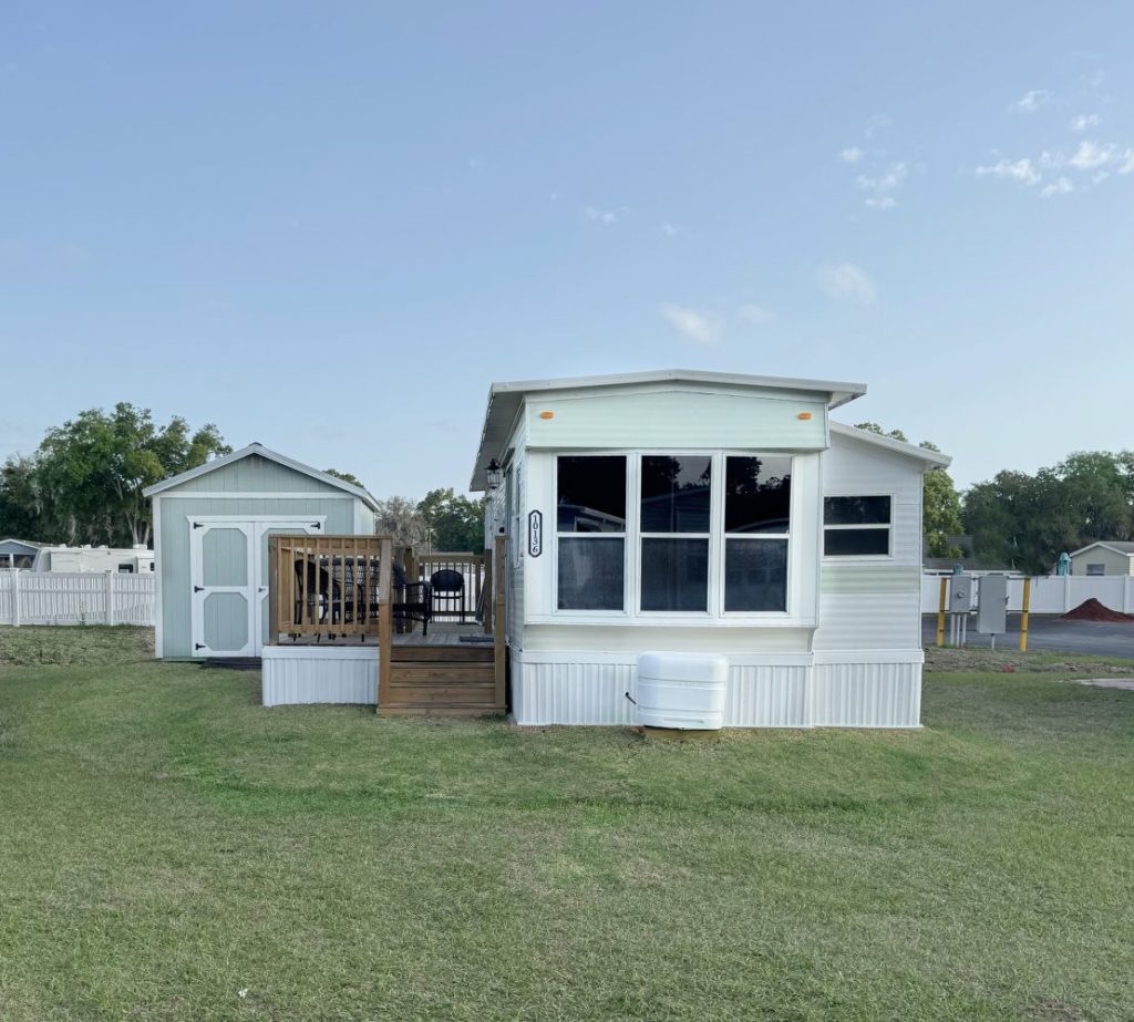 Sweet 1/1 cottage home for Sale at Sunshine Village